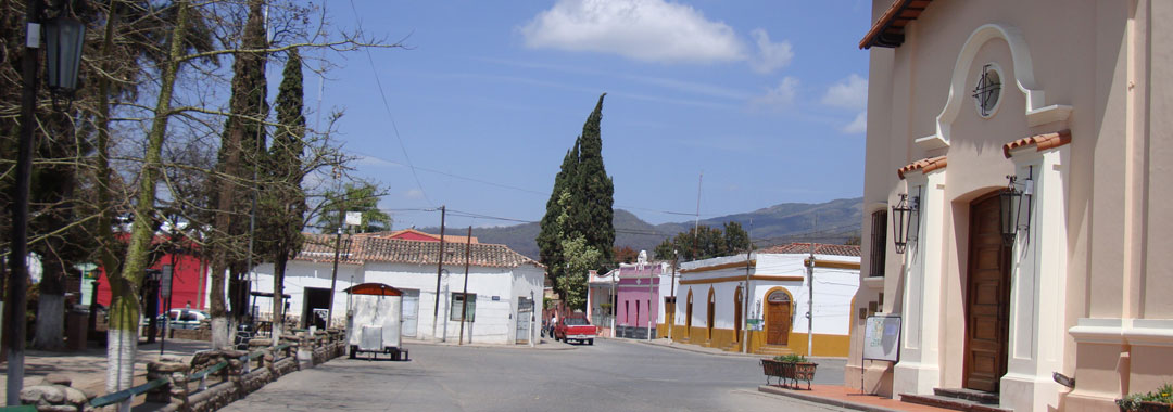 Vista de la Iglesia, al frente la plaza de Chicoana